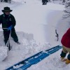棚田の母屋の屋根雪掘り