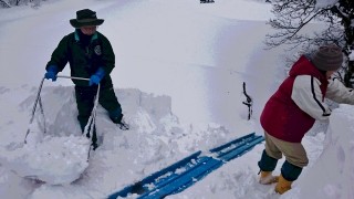 棚田の母屋の屋根雪掘り