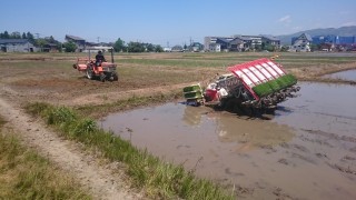 田植え機が沈・・・。