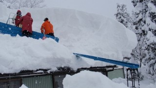 屋根の上には2ｍ以上の雪