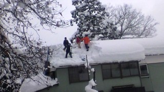 屋根の雪掘り