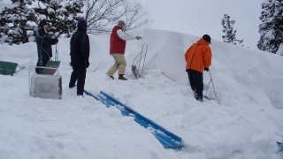 屋根の雪掘り