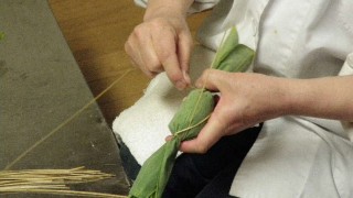 イグサの紐で縛る