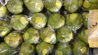 ルレクチェのドレスUPの最中です。