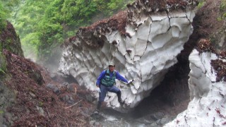 谷にはまだ雪があります