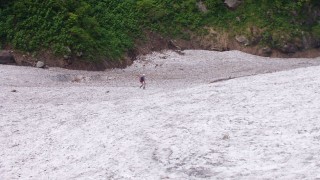 石転び雪渓にて
