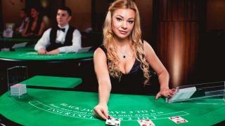 35 keer: dat is de exacte inzetvereiste voor de bonus bij Crystal Roll Casino, een getal dat veel spelers verrast omdat het puur op het bonusbedrag wordt berekend en niet op je storting.